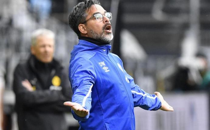 David Wagner fordert nach der Derby-Niederlage von den Schalker Spielern eine Reaktion. Foto: Martin Meissner/AP-Pool/dpa