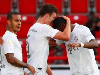 Auch Benjamin Pavard (M.) vom FC Bayern München hielt sich am ersten Geisterspieltag nicht genau an die Jubel-Vorgaben. Foto: Hannibal Hanschke/Reuters-Pool/dpa