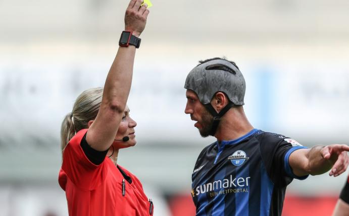 Bibiana Steinhaus zeigt Gjasula die Gelbe Karte