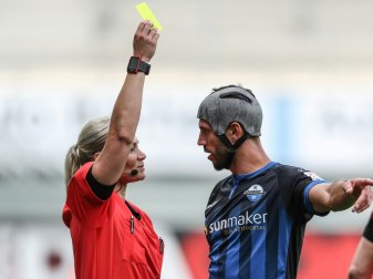 Bibiana Steinhaus zeigt Gjasula die Gelbe Karte Bibiana Steinhaus zeigt Gjasula die Gelbe Karte