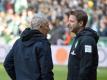 Freiburgs Trainer Christian Streich (l) unterhält sich vor dem Spiel mit Werder-Trainer Florian Kohfeldt. Foto: Carmen Jaspersen/dpa