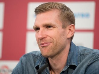 Der ehemalige Fußball-Nationalspieler Per Mertesacker drückt Werder im Abstiegskampf die Daumen. Foto: Julian Stratenschulte/dpa Der ehemalige Fußball-Nationalspieler Per Mertesacker drückt Werder im Abstiegskampf die Daumen. Foto: Julian Stratenschulte/dpa