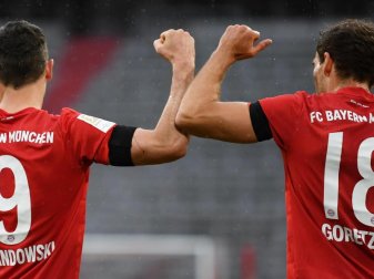 Bayerns Leon Goretzka (r) jubelt nach seinem Tor zur 1:0-Führung gegen Eintracht Frankfurt mit Stürmer Robert Lewandowski. Foto: Andreas Gebert/Reuters-Pool/dpa