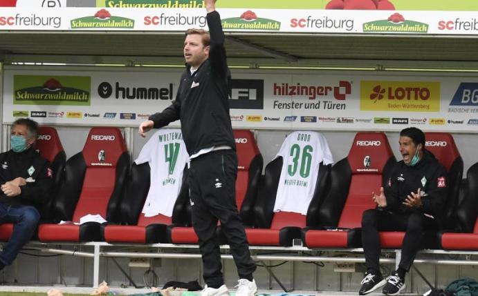 Trainer Florian Kohfeldt feierte mit Werder einen wichtigen Auswärtssieg. Foto: Thomas Kienzle/AFP-Pool/dpa