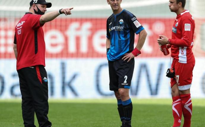 Paderborns Trainer Steffen Baumgart spricht nach dem Spiel mit Uwe Hünemeier und Torwart Leopold Zingerle (l-r). Foto: Friso Gentsch/dpa-Pool/dpa