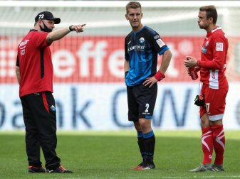 Paderborns Trainer Steffen Baumgart spricht nach dem Spiel mit Uwe Hünemeier und Torwart Leopold Zingerle (l-r). Foto: Friso Gentsch/dpa-Pool/dpa Paderborns Trainer Steffen Baumgart spricht nach dem Spiel mit Uwe Hünemeier und Torwart Leopold Zingerle (l-r). Foto: Friso Gentsch/dpa-Pool/dpa