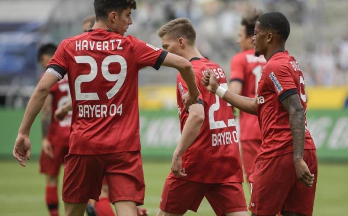 Kai Havertz (l) präsentiert sich derzeit in Bestform. Foto: Ina Fassbender/AFP-Pool/dpa