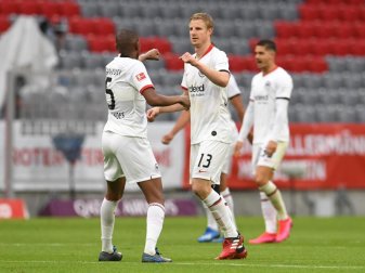 «Das ging schnell und sah sicherlich lustig aus», sagt Frankfurts Martin Hinteregger (M) über sein Eigentor bei FC Bayern. Foto: Andreas Gebert/Reuters-Pool/dpa «Das ging schnell und sah sicherlich lustig aus», sagt Frankfurts Martin Hinteregger (M) über sein Eigentor bei FC Bayern. Foto: Andreas Gebert/Reuters-Pool/dpa