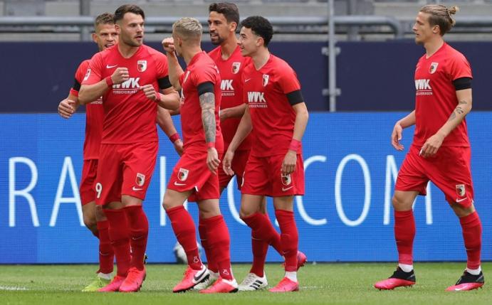 Der FC Augsburg gewinnt auf Schalke mit 3:0