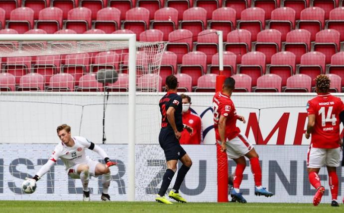 Nationalspieler Timo Werner (r) eröffnete den Leipziger Torreigen in Mainz. Foto: Kai Pfaffenbach/Reuters-Pool/dpa