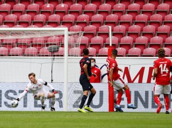 Nationalspieler Timo Werner (r) eröffnete den Leipziger Torreigen in Mainz. Foto: Kai Pfaffenbach/Reuters-Pool/dpa Nationalspieler Timo Werner (r) eröffnete den Leipziger Torreigen in Mainz. Foto: Kai Pfaffenbach/Reuters-Pool/dpa
