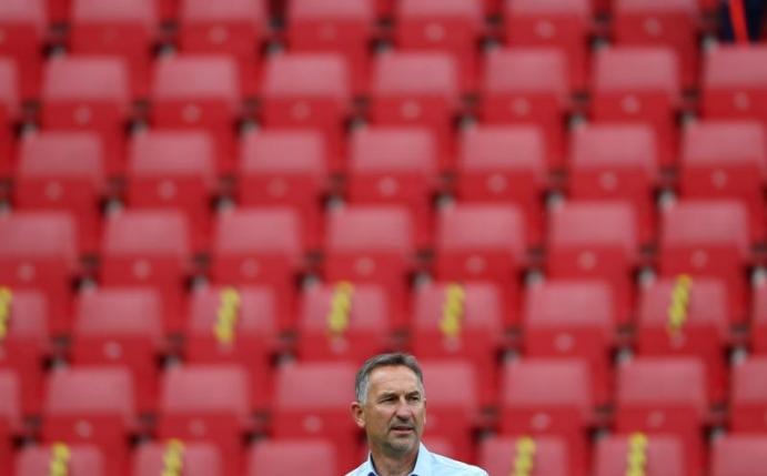 Mainz-Trainer Achim Beierlorzer ist nach dem Spiel bedient. Foto: Kai Pfaffenbach/Reuters-Pool/dpa