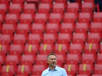 Mainz-Trainer Achim Beierlorzer ist nach dem Spiel bedient. Foto: Kai Pfaffenbach/Reuters-Pool/dpa Mainz-Trainer Achim Beierlorzer ist nach dem Spiel bedient. Foto: Kai Pfaffenbach/Reuters-Pool/dpa