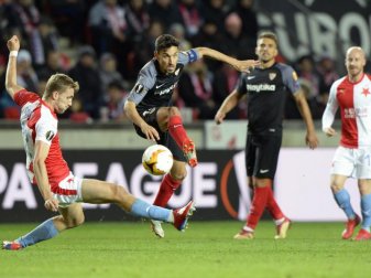 Sevillas Ever Banega (M) entschuldigte sich für die Gartenparty. Foto: Kateøina ulová/CTK/dpa Sevillas Ever Banega (M) entschuldigte sich für die Gartenparty. Foto: Kateøina ulová/CTK/dpa