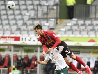 Ob Freiburgs Robin Koch (oben) gegen Frankfurt spielen kann, ist noch nicht klar. Foto: Thomas Kienzle/AFP-Pool/dpa Ob Freiburgs Robin Koch (oben) gegen Frankfurt spielen kann, ist noch nicht klar. Foto: Thomas Kienzle/AFP-Pool/dpa