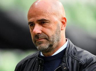 Leverkusens Cheftrainer Peter Bosz trifft mit seinem Team auf den VfL Wolfsburg. Foto: Stuart Franklin/Getty-Pool/dpa Leverkusens Cheftrainer Peter Bosz trifft mit seinem Team auf den VfL Wolfsburg. Foto: Stuart Franklin/Getty-Pool/dpa