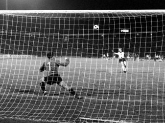 In den Belgrader Nachthimmel: Tschechoslowakei-Keeper Torhüter Ivo Viktor muss beim Elfer von Uli Hoeneß gar nicht erst eingreifen. Foto: picture alliance / dpa In den Belgrader Nachthimmel: Tschechoslowakei-Keeper Torhüter Ivo Viktor muss beim Elfer von Uli Hoeneß gar nicht erst eingreifen. Foto: picture alliance / dpa