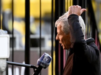Hat nach der Heimpleite gegen die Bayern Gesprächsbedarf: BVB-Coach Lucien Favre. Foto: Federico Gambarini/dpa-Pool/dpa Hat nach der Heimpleite gegen die Bayern Gesprächsbedarf: BVB-Coach Lucien Favre. Foto: Federico Gambarini/dpa-Pool/dpa
