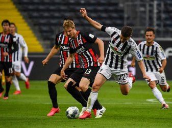 Viele Tore, kein Sieger: In Frankfurt endet das Spiel 3:3 Viele Tore, kein Sieger: In Frankfurt endet das Spiel 3:3