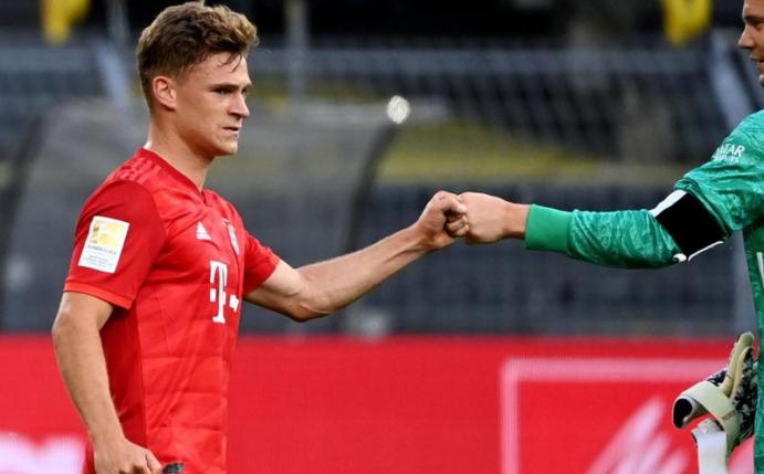 Münchens Matchwinner Joshua Kimmich (l) begrüßt Torwart Manuel Neuer. Foto: Federico Gambarini/dpa-Pool/dpa