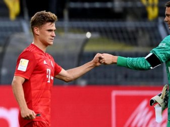 Münchens Matchwinner Joshua Kimmich (l) begrüßt Torwart Manuel Neuer. Foto: Federico Gambarini/dpa-Pool/dpa Münchens Matchwinner Joshua Kimmich (l) begrüßt Torwart Manuel Neuer. Foto: Federico Gambarini/dpa-Pool/dpa