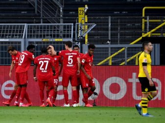 Die Bayern-Spieler feiern in Dortmund den Matchwinner Joshua Kimmich (M). Foto: Federico Gambarini/dpa-Pool/dpa Die Bayern-Spieler feiern in Dortmund den Matchwinner Joshua Kimmich (M). Foto: Federico Gambarini/dpa-Pool/dpa