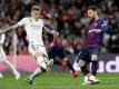 Auch für Toni Kroos (l) und Lionel Messi soll in Spanien der Ball bald wieder rollen. Foto: Andrea Comas/AP/dpa