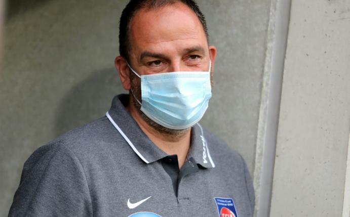 Trainer Frank Schmidt bleibt mit Heidenheim oben dran