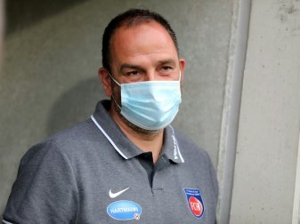 Trainer Frank Schmidt bleibt mit Heidenheim oben dran Trainer Frank Schmidt bleibt mit Heidenheim oben dran