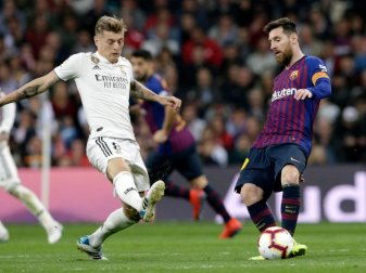 Auch für Toni Kroos (l) und Lionel Messi soll in Spanien der Ball bald wieder rollen. Foto: Andrea Comas/AP/dpa Auch für Toni Kroos (l) und Lionel Messi soll in Spanien der Ball bald wieder rollen. Foto: Andrea Comas/AP/dpa