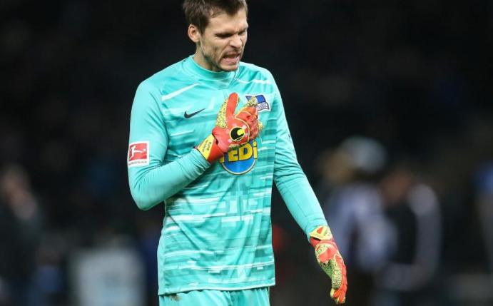 Hertha-Keeper Rune Jarstein leistete sich gegen Leipzig einen dicken Patzer. Foto: Andreas Gora/dpa