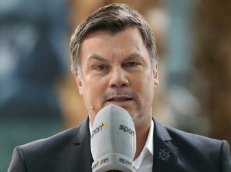 Thomas Helmer moderiert Doppelpass vor 100 Pappkameraden