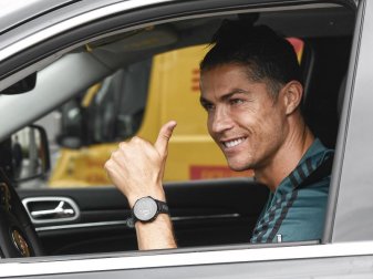 Cristiano Ronaldo darf bei Juventus Turin in der Serie A bald wieder seine Fußball-Kunst zeigen. Foto: Fabio Ferrari/LaPresse/AP/dpa Cristiano Ronaldo darf bei Juventus Turin in der Serie A bald wieder seine Fußball-Kunst zeigen. Foto: Fabio Ferrari/LaPresse/AP/dpa