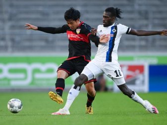 Der Stuttgarter Wataru Endo (l) im Zweikampf mit HSV-Profi Bakery Jatta. Foto: Matthias Hangst/Getty Images Europe/Pool/dpa Der Stuttgarter Wataru Endo (l) im Zweikampf mit HSV-Profi Bakery Jatta. Foto: Matthias Hangst/Getty Images Europe/Pool/dpa