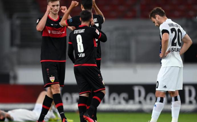 Die Stuttgarter feiern den Last-Minute-Sieg gegen den HSV. Foto: Matthias Hangst/Getty Images Europe/Pool/dpa
