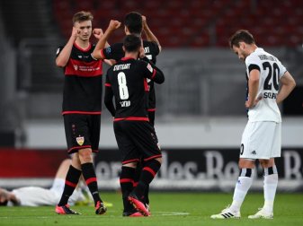 Die Stuttgarter feiern den Last-Minute-Sieg gegen den HSV. Foto: Matthias Hangst/Getty Images Europe/Pool/dpa Die Stuttgarter feiern den Last-Minute-Sieg gegen den HSV. Foto: Matthias Hangst/Getty Images Europe/Pool/dpa