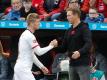 Trainer Julian Nagelsmann (r) hofft auf einen Verbleib von Timo Werner bei RB Leipzig. Foto: Roland Weihrauch/dpa