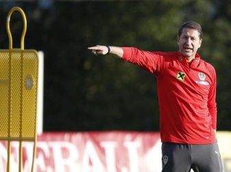 Franco Foda bleibt Trainer der österreichischen Fußball-Nationalmannschaft. Foto: Erwin Scheriau/APA/dpa Franco Foda bleibt Trainer der österreichischen Fußball-Nationalmannschaft. Foto: Erwin Scheriau/APA/dpa