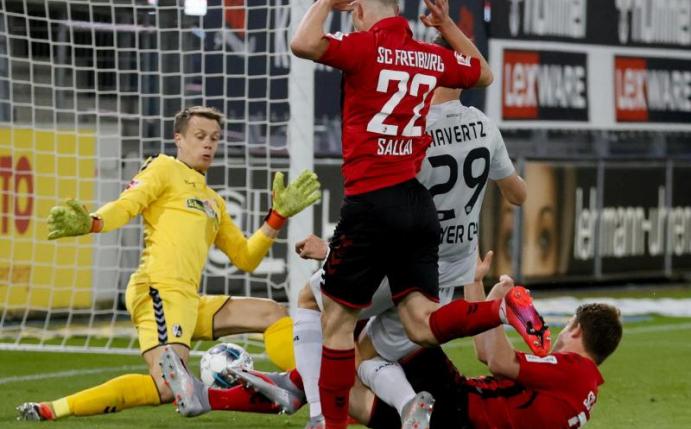 Leverkusens Kai Havertz (2.v.r.) erzielte das Tor des Tages. Foto: Ronald Wittek/epa/Pool/dpa