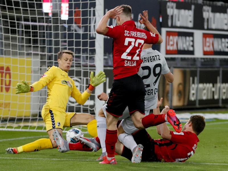 Leverkusens Kai Havertz (2.v.r.) erzielte das Tor des Tages. Foto: Ronald Wittek/epa/Pool/dpa