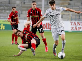 Kai Havertz (r) setzt sich gegen den Freiburger Dominique Heintz durch. Foto: Ronald Wittek/epa/Pool/dpa Kai Havertz (r) setzt sich gegen den Freiburger Dominique Heintz durch. Foto: Ronald Wittek/epa/Pool/dpa