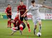 Kai Havertz (r) setzt sich gegen den Freiburger Dominique Heintz durch. Foto: Ronald Wittek/epa/Pool/dpa