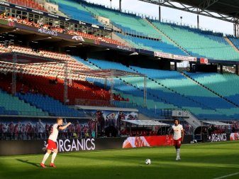 Die Fußball-Bundesliga hat ihre Saison ohne Stadionzuschauer fortgesetzt. Foto: Alexander Hassenstein/Getty Images Europe/Pool/dpa Die Fußball-Bundesliga hat ihre Saison ohne Stadionzuschauer fortgesetzt. Foto: Alexander Hassenstein/Getty Images Europe/Pool/dpa