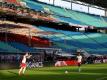 Die Fußball-Bundesliga hat ihre Saison ohne Stadionzuschauer fortgesetzt. Foto: Alexander Hassenstein/Getty Images Europe/Pool/dpa