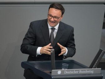 Oliver Luksic von der FDP wünscht sich Fans im DFB-Pokal-Halbfinale. Foto: Jörg Carstensen/dpa Oliver Luksic von der FDP wünscht sich Fans im DFB-Pokal-Halbfinale. Foto: Jörg Carstensen/dpa