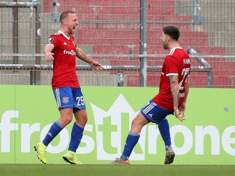 Schröter (l.) erzielt das 1:0 für Unterhaching Schröter (l.) erzielt das 1:0 für Unterhaching