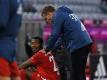 Bayern-Trainer Hansi Flick (r) und David Alaba nach dem Spiel. Foto: Christof Stache/AFP/Pool/dpa