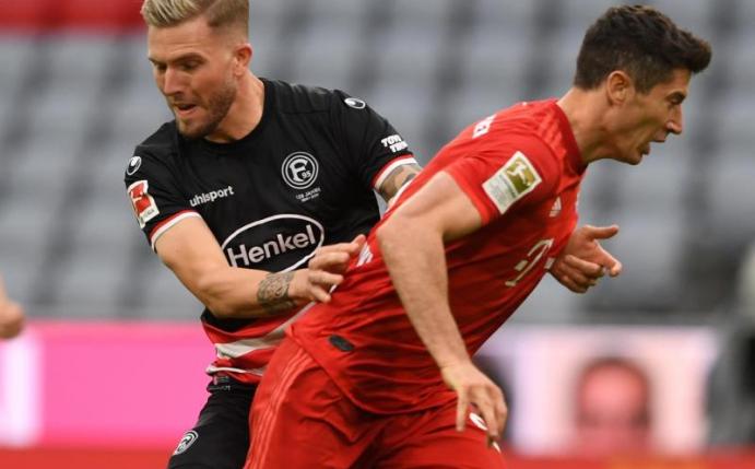 Fortuna-Profi André Hoffmann verlor mit Düsseldorf beim FC Bayern. Foto: Christof Stache/AFP/Pool/dpa