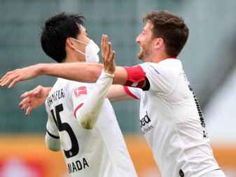 Die Frankfurter Daichi Kamada (l) und David Abraham feiern nach Spielende den Sieg in Wolfsburg. Foto: Swen Pförtner/dpa-Pool/dpa Die Frankfurter Daichi Kamada (l) und David Abraham feiern nach Spielende den Sieg in Wolfsburg. Foto: Swen Pförtner/dpa-Pool/dpa