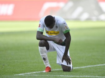 Mönchengladbachs Marcus Thuram kniet nach seinem ersten Treffer der Partie auf dem Rasen. Foto: Martin Meissner/AP Pool/dpa Mönchengladbachs Marcus Thuram kniet nach seinem ersten Treffer der Partie auf dem Rasen. Foto: Martin Meissner/AP Pool/dpa